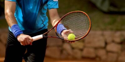 Comment choisir la bonne taille de raquette de tennis pour optimiser votre jeu