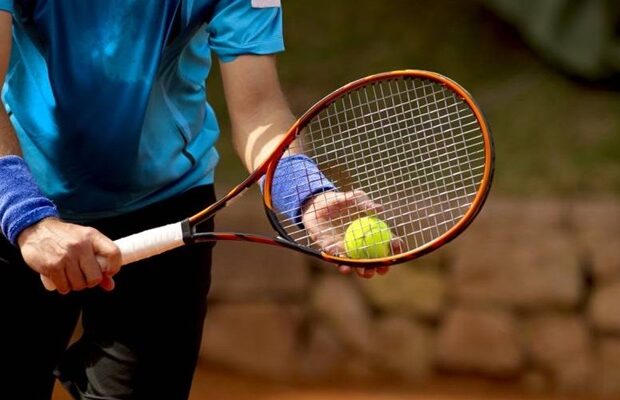 Comment choisir la bonne taille de raquette de tennis pour optimiser votre jeu