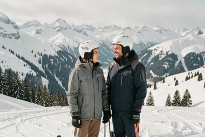 Couple de skieurs au sommet des pistes des Deux Alpes pour un séjour de 2 à 3 jours