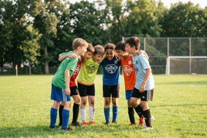 Groupe d'enfants souriants en maillots de football colorés