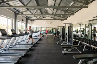 Vue panoramique d'une salle de sport moderne dans le Var avec équipements complets et ambiance dynamique